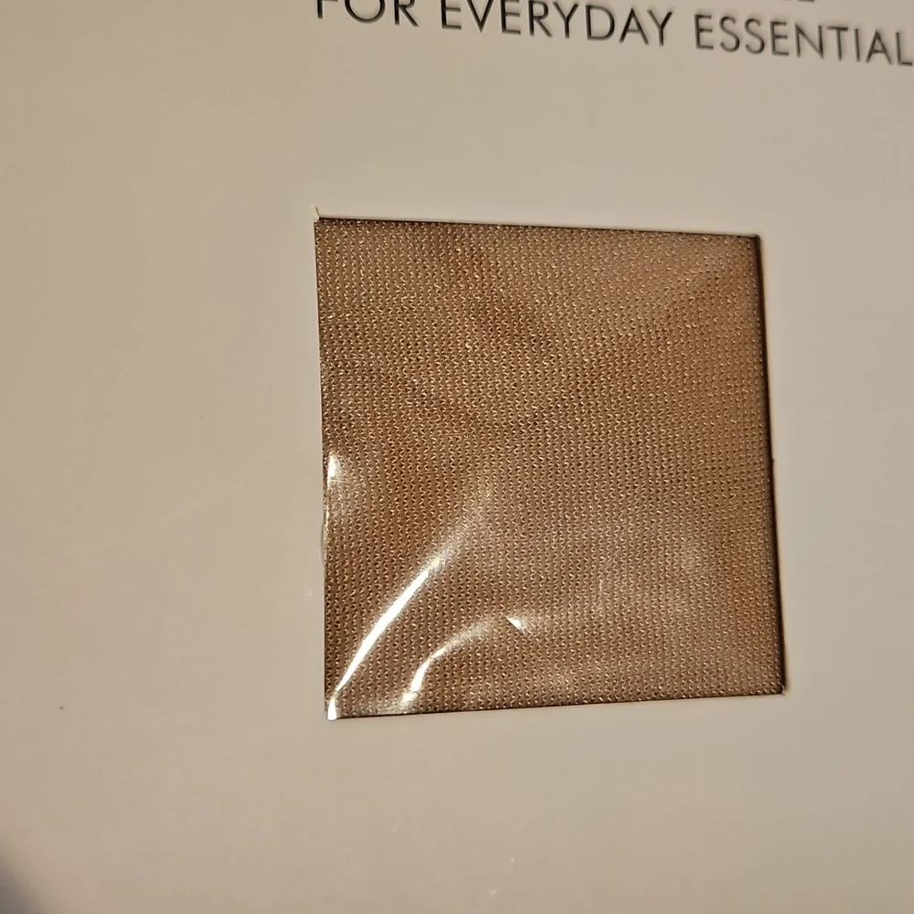 G & Y Classic Womens Fashion Pantyhose Nylons Everyday Essential Sz M 2 Pair NWT